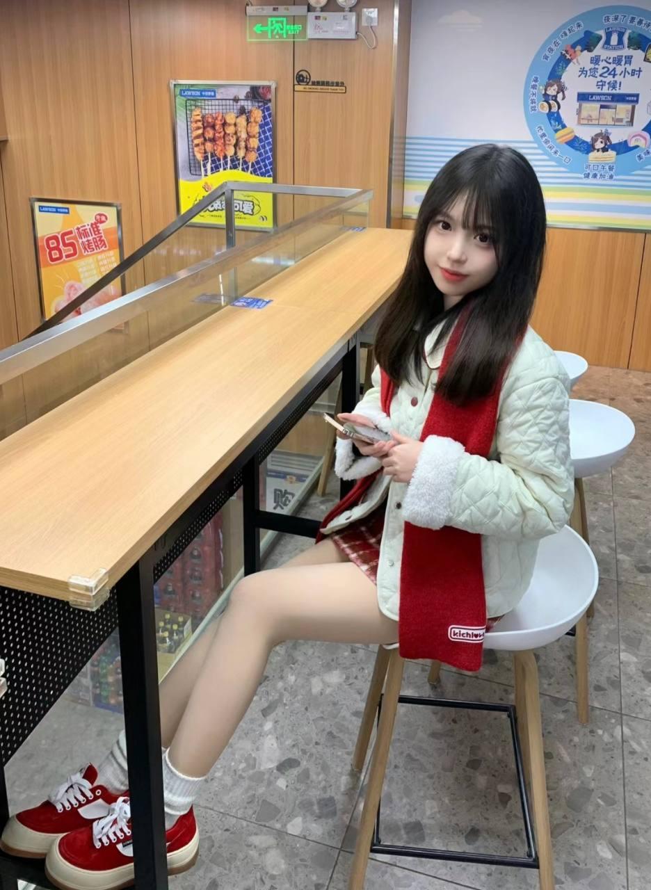 茶香鸟语，老者与鹦鹉的智慧闲谈